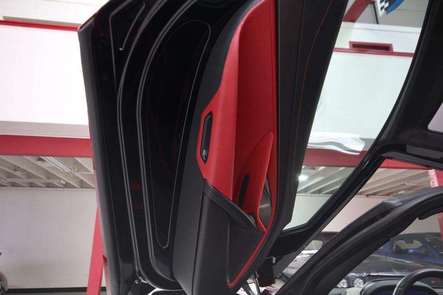 Детали интерьера McLaren 720S Performance 2018 года  (фото 60 из 60)